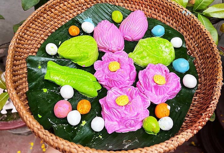 Chợ Tết Hàn thực: Bánh trôi hoa sen, hàng lạ sốt xình xịch - Ảnh 1.