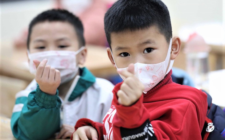 Hôm nay, học sinh mầm non và tiểu học ở nhiều địa phương đi học trực tiếp tại trường
