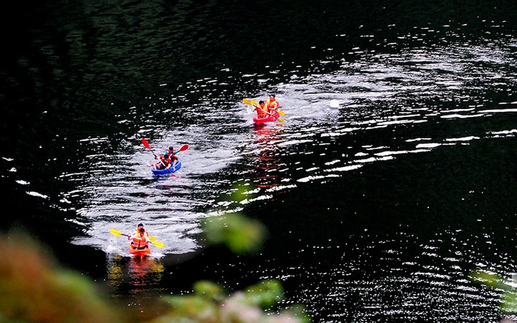 Hồ Bản Cài "dậy sóng" bởi các tay đua thuyền Kayak