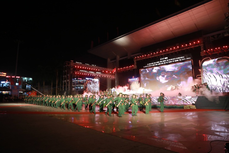 Mãn nhãn với màn bắn pháo hoa tại chương trình kỉ niệm 50 năm giải phóng Quảng Trị - Ảnh 2. Mãn nhãn với màn bắn pháo hoa tại chương trình kỉ niệm 50 năm giải phóng Quảng Trị - Ảnh 2.