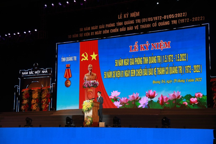 Mãn nhãn với màn bắn pháo hoa tại chương trình kỉ niệm 50 năm giải phóng Quảng Trị - Ảnh 4. Mãn nhãn với màn bắn pháo hoa tại chương trình kỉ niệm 50 năm giải phóng Quảng Trị - Ảnh 4.