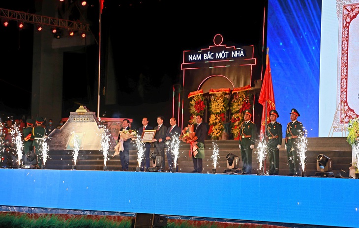 Mãn nhãn với màn bắn pháo hoa tại chương trình kỉ niệm 50 năm giải phóng Quảng Trị - Ảnh 5. Mãn nhãn với màn bắn pháo hoa tại chương trình kỉ niệm 50 năm giải phóng Quảng Trị - Ảnh 5.