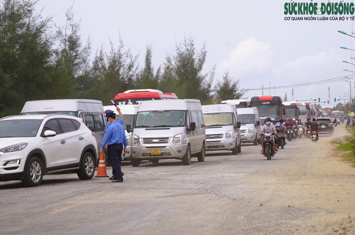 Tránh giờ cao điểm, đường ra Cát Bà, Hải Phòng vẫn tắc - Ảnh 1.