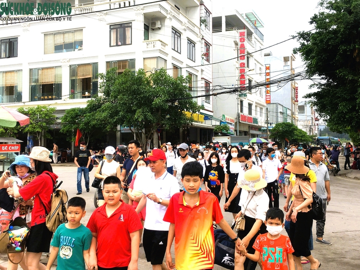 Du lịch nghỉ lễ ở Quảng Ninh: Lâu lắm mới gặp lại cảnh này, tuy mệt nhưng lại vui - Ảnh 2. Du lịch nghỉ lễ ở Quảng Ninh: Lâu lắm mới gặp lại cảnh này, tuy mệt nhưng lại vui - Ảnh 2.