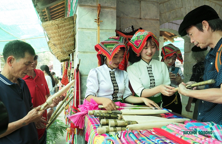 Thưởng thức chương trình dân ca, dân vũ tại “Chợ phiên vùng cao - Sơn La điểm hẹn” - Ảnh 2.