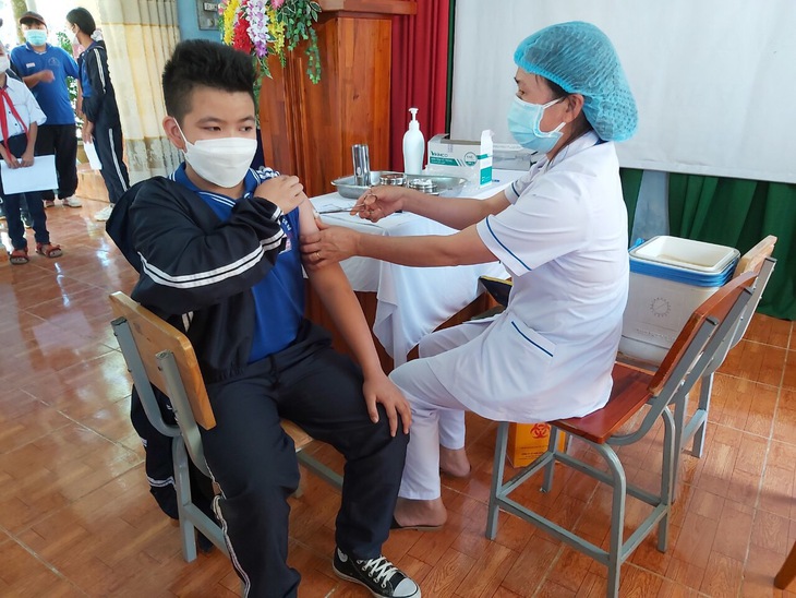 Khẩn trương tiêm mũi 2 vaccine phòng COVID-19 cho trẻ 12 đến dưới 18 tuổi ở Lâm Đồng - Ảnh 2. Khẩn trương tiêm mũi 2 vaccine phòng COVID-19 cho trẻ 12 đến dưới 18 tuổi ở Lâm Đồng - Ảnh 2.