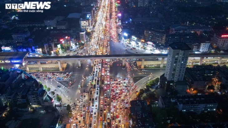 Tắc đường từ đêm tới sáng sớm, hành khách vạ vật trên xe gần 6 tiếng rời Hà Nội - Ảnh 2. Tắc đường từ đêm tới sáng sớm, hành khách vạ vật trên xe gần 6 tiếng rời Hà Nội - Ảnh 2.