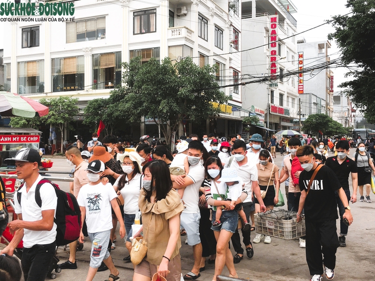 Du lịch nghỉ lễ ở Quảng Ninh: Lâu lắm mới gặp lại cảnh này, tuy mệt nhưng lại vui - Ảnh 4. Du lịch nghỉ lễ ở Quảng Ninh: Lâu lắm mới gặp lại cảnh này, tuy mệt nhưng lại vui - Ảnh 4.
