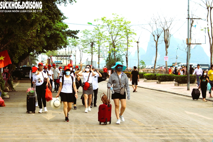 Du lịch nghỉ lễ ở Quảng Ninh: Lâu lắm mới gặp lại cảnh này, tuy mệt nhưng lại vui - Ảnh 1. Du lịch nghỉ lễ ở Quảng Ninh: Lâu lắm mới gặp lại cảnh này, tuy mệt nhưng lại vui - Ảnh 1.