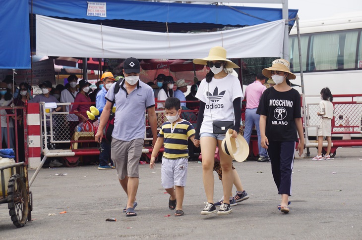Tránh giờ cao điểm, đường ra Cát Bà, Hải Phòng vẫn tắc - Ảnh 4.