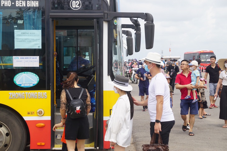 Tránh giờ cao điểm, đường ra Cát Bà, Hải Phòng vẫn tắc - Ảnh 9.
