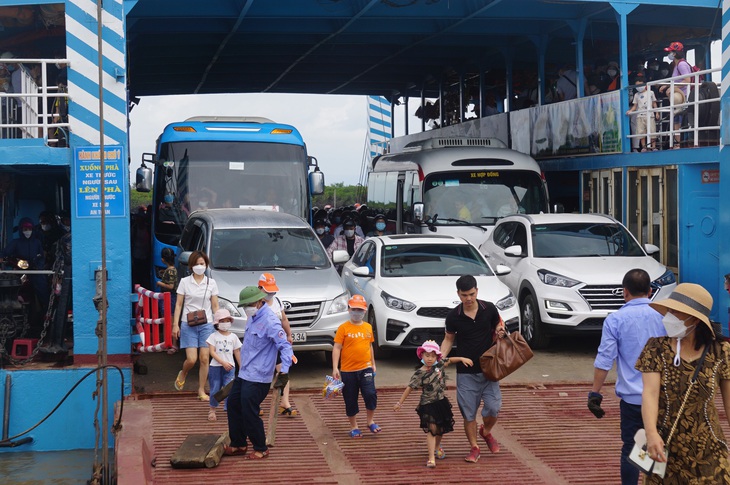 Tránh giờ cao điểm, đường ra Cát Bà, Hải Phòng vẫn tắc - Ảnh 6.