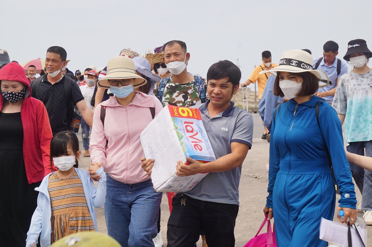 Tránh giờ cao điểm, đường ra Cát Bà, Hải Phòng vẫn tắc - Ảnh 7.