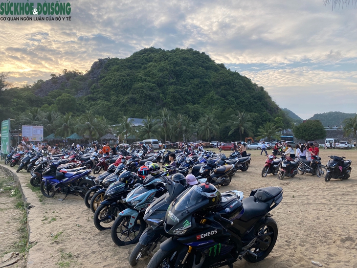 Tránh giờ cao điểm, đường ra Cát Bà, Hải Phòng vẫn tắc - Ảnh 14.