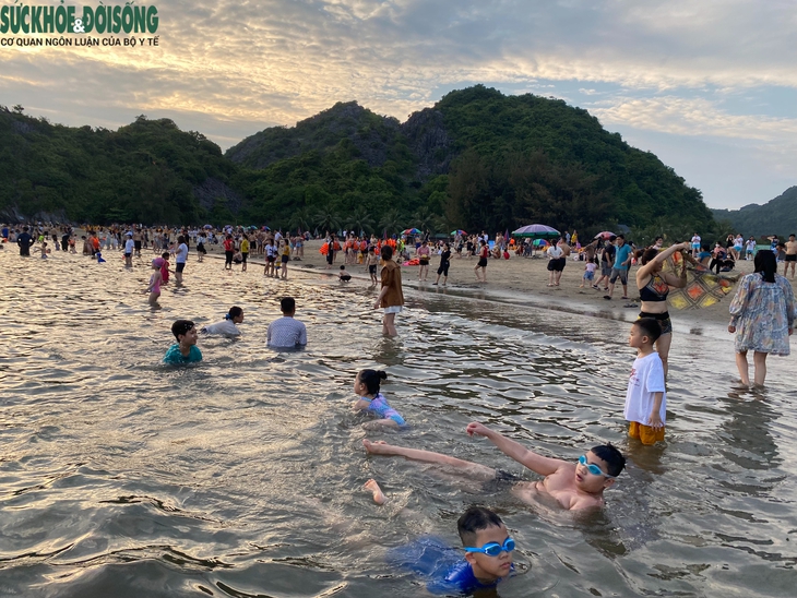 Tránh giờ cao điểm, đường ra Cát Bà, Hải Phòng vẫn tắc - Ảnh 13.