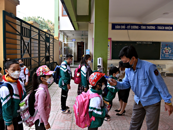 Giáo viên, phụ huynh vui mừng khi trẻ đi học trở lại - Ảnh 1.