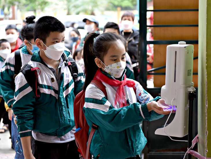 Giáo viên, phụ huynh vui mừng khi trẻ đi học trở lại - Ảnh 2.