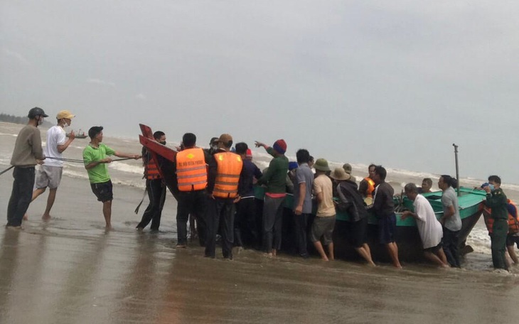 Lật thuyền đánh cá trên biển, một ngư dân Hà Tĩnh mất tích