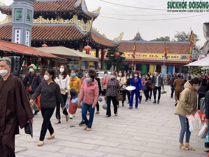 Dịch bệnh được kiểm soát, người dân nô nức trẩy hội Phủ Dầy – Nam Định - Ảnh 2.