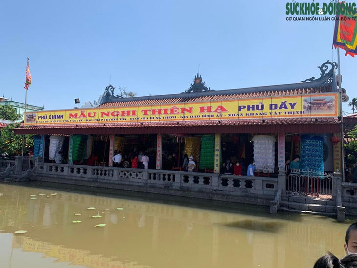 Dịch bệnh được kiểm soát, người dân nô nức trẩy hội Phủ Dầy – Nam Định - Ảnh 3.