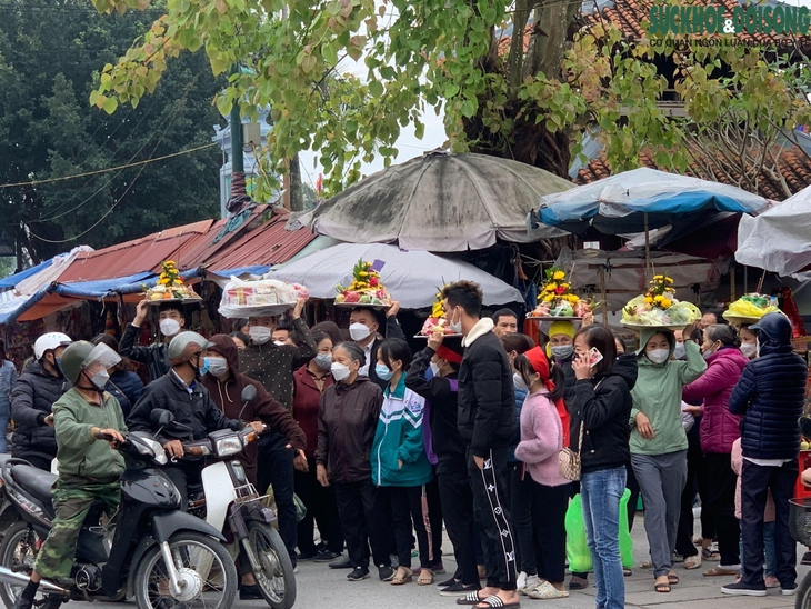 Dịch bệnh được kiểm soát, người dân nô nức trẩy hội Phủ Dầy – Nam Định - Ảnh 4.