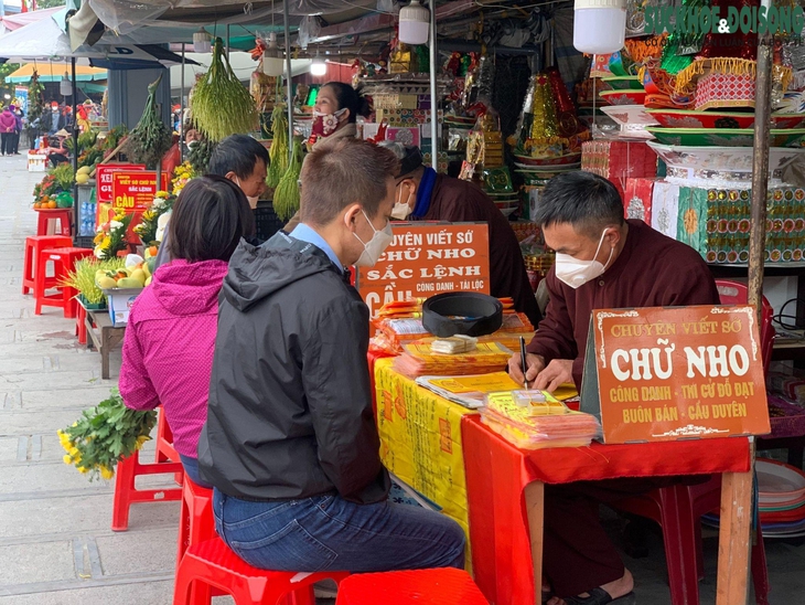 Dịch bệnh được kiểm soát, người dân nô nức trẩy hội Phủ Dầy – Nam Định - Ảnh 8.