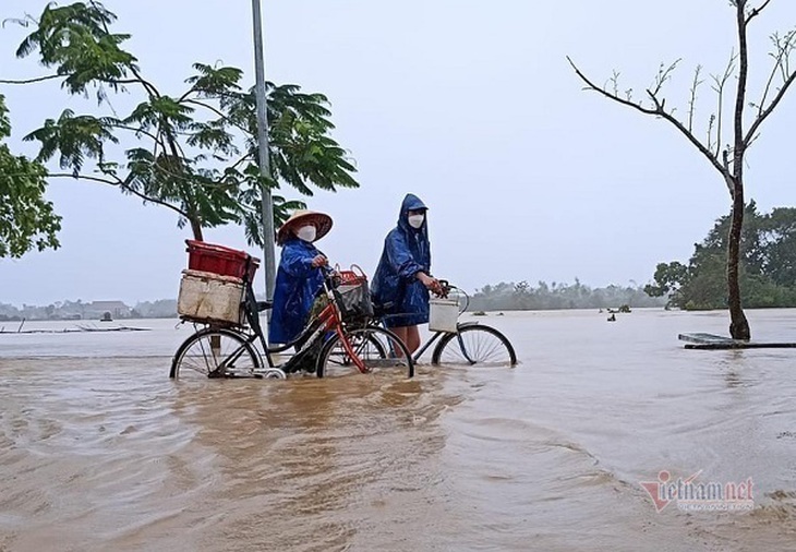 Thời tiết ngày 4/4: Miền Bắc nắng ấm, miền Trung mưa giông, cảnh báo gió mạnh trên biển - Ảnh 1.
