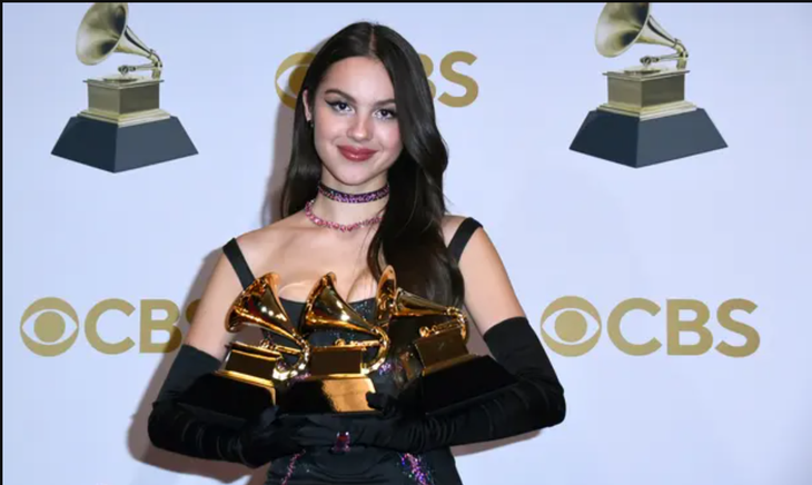 Giải Grammy 2022: Ngôi sao Olivia Rodrigo thắng lớn, Lady Gaga khóc nhớ huyền thoại mắc bệnh Alzheimer - Ảnh 2. Giải Grammy 2022: Ngôi sao Olivia Rodrigo thắng lớn, Lady Gaga khóc nhớ huyền thoại mắc bệnh Alzheimer - Ảnh 2.