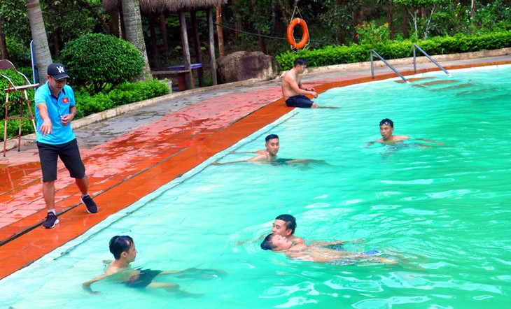 Kỹ năng đơn giản phòng chống đuối nước cho trẻ - Ảnh 4.