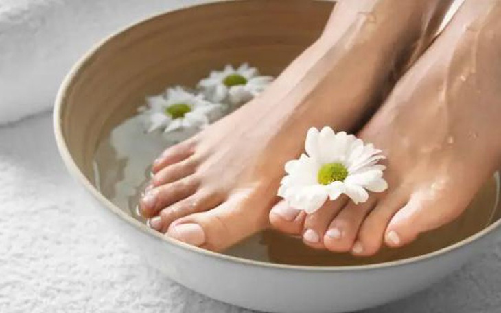Tạm biệt đôi chân nứt nẻ nhờ... nước trà xanh