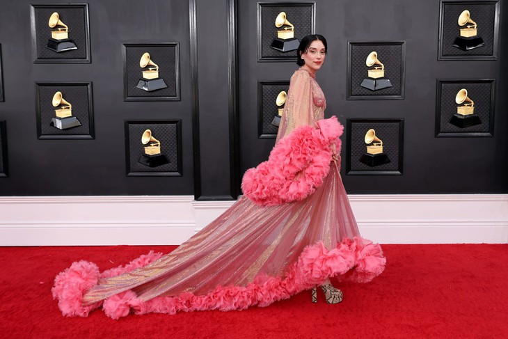 Những bộ cánh ấn tượng nhất trên thảm đỏ Grammy - Ảnh 3.