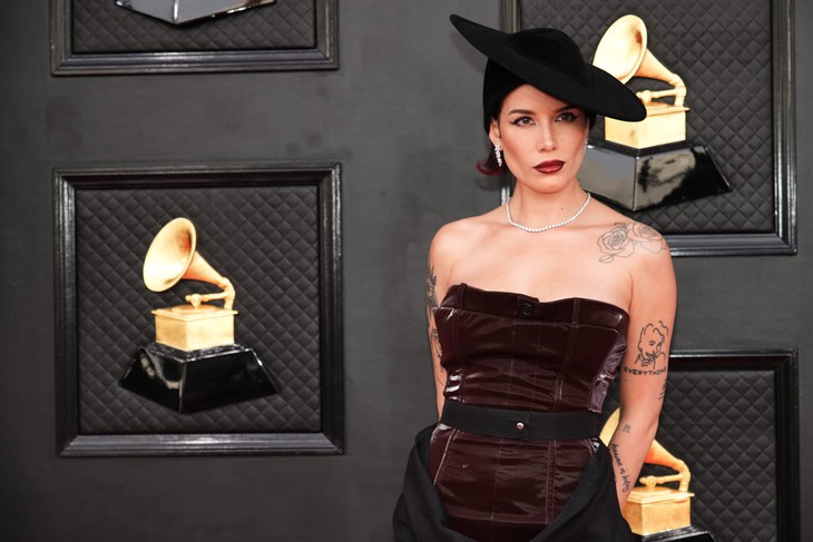 Những bộ cánh ấn tượng nhất trên thảm đỏ Grammy - Ảnh 14.