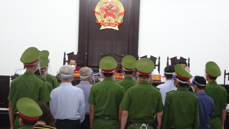 Hai cựu chủ tịch tỉnh Khánh Hòa bị đưa ra xét xử - Ảnh 1.