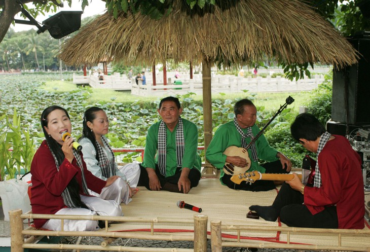 Giữ ‘hồn cốt’, lan tỏa nghệ thuật Đờn ca tài tử - Ảnh 3. Giữ ‘hồn cốt’, lan tỏa nghệ thuật Đờn ca tài tử - Ảnh 3.