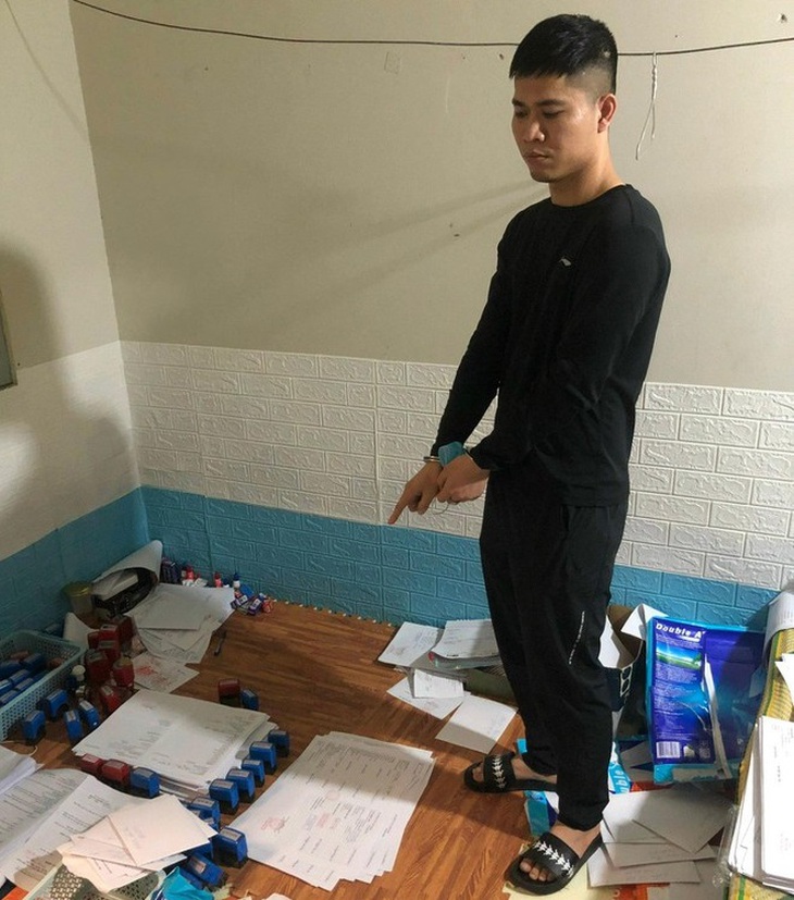 Đối tượng Đỗ Danh Ngọc cùng số tang vật phục vụ việc sản xuất, mua bán giấy khám sức khỏe giả.