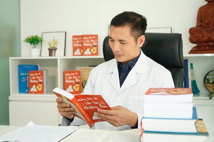 Để nuôi con khỏe mạnh bạn không thể bỏ qua cuốn sách này - Ảnh 1. Để nuôi con khỏe mạnh bạn không thể bỏ qua cuốn sách này - Ảnh 1.