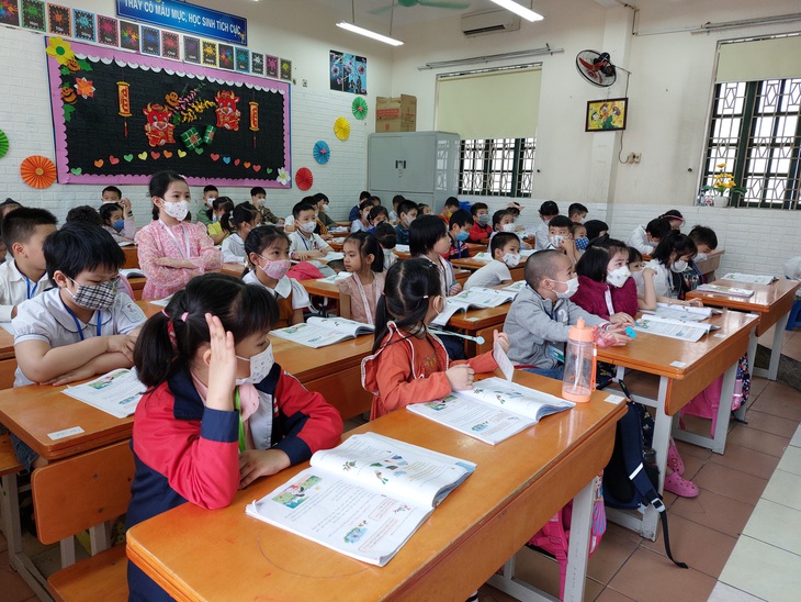 Phụ huynh tiểu học tất bật đón con khi trường chưa học bán trú - Ảnh 1. Phụ huynh tiểu học tất bật đón con khi trường chưa học bán trú - Ảnh 1.