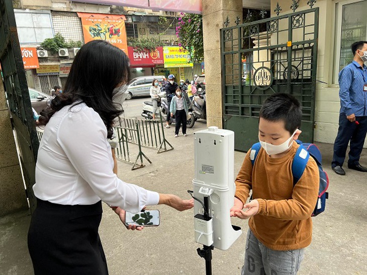 Công an thành phố bảo đảm đưa học sinh tiểu học tới trường an toàn - Ảnh 5.