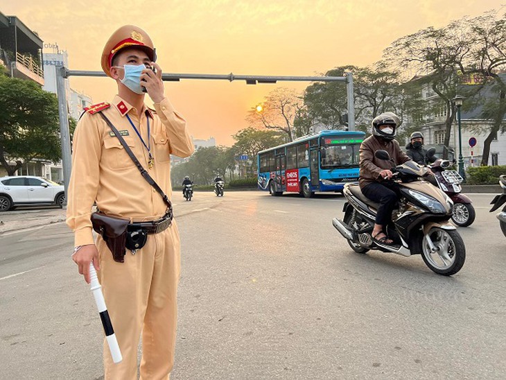 Công an thành phố bảo đảm đưa học sinh tiểu học tới trường an toàn - Ảnh 7.