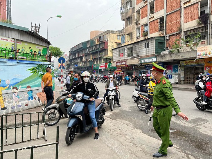 Công an thành phố bảo đảm đưa học sinh tiểu học tới trường an toàn - Ảnh 3.