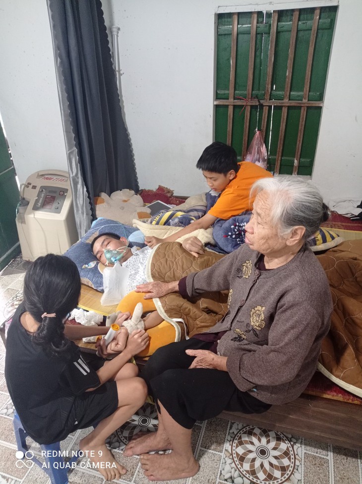 Xót xa gia cảnh người cha “gà trống nuôi con” suy kiệt vì ung thư, hai con thơ nheo nhóc - Ảnh 2.