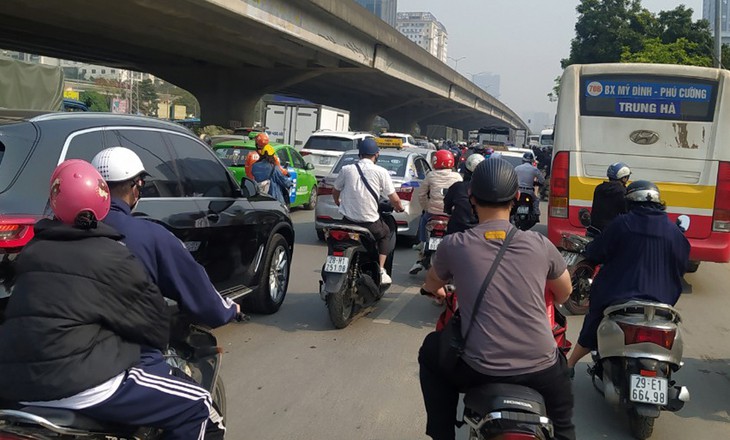 Hà Nội: Cổng trường thông thoáng, nhiều nút giao ùn ứ nhẹ trong ngày đầu học sinh khối 1-6 học trở lại - Ảnh 8.