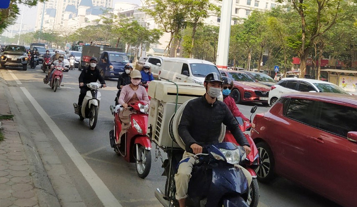 Hà Nội: Cổng trường thông thoáng, nhiều nút giao ùn ứ nhẹ trong ngày đầu học sinh khối 1-6 học trở lại - Ảnh 7.