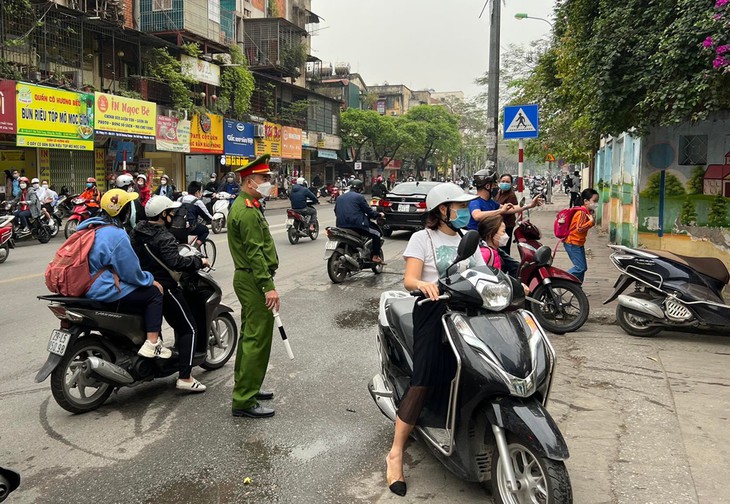 Hà Nội: Cổng trường thông thoáng, nhiều nút giao ùn ứ nhẹ trong ngày đầu học sinh khối 1-6 học trở lại - Ảnh 4.
