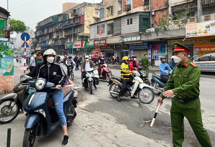 Hà Nội: Cổng trường thông thoáng, nhiều nút giao ùn ứ nhẹ trong ngày đầu học sinh khối 1-6 học trở lại - Ảnh 3.