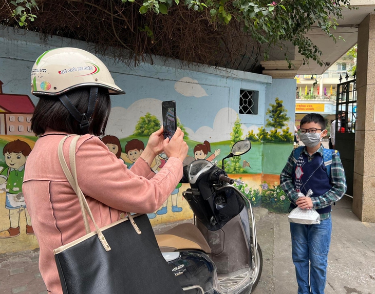 Hà Nội: Cổng trường thông thoáng, nhiều nút giao ùn ứ nhẹ trong ngày đầu học sinh khối 1-6 học trở lại - Ảnh 2.