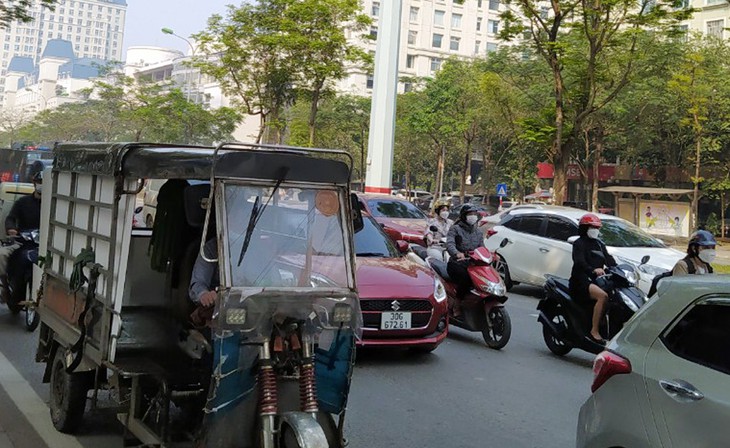 Hà Nội: Cổng trường thông thoáng, nhiều nút giao ùn ứ nhẹ trong ngày đầu học sinh khối 1-6 học trở lại - Ảnh 6.