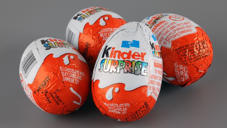 Yêu cầu rà soát, lấy mẫu kiểm nghiệm kẹo trứng Kinder Surprise - Ảnh 1.