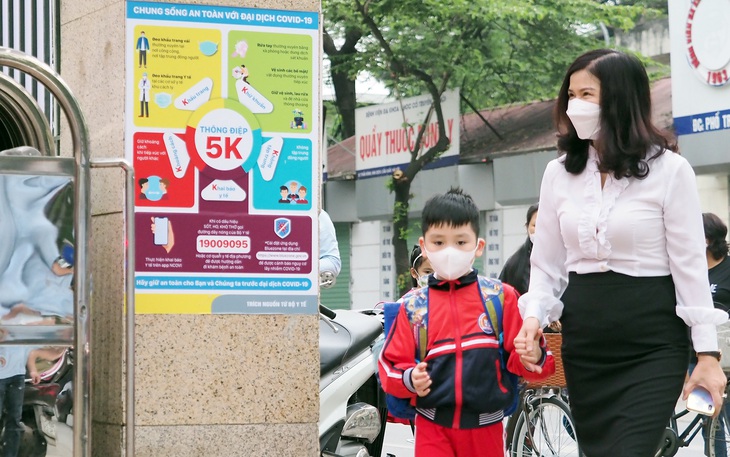 Hà Nội: Học sinh tiểu học háo hức đến trường sau gần 1 năm nghỉ học vì COVID-19
