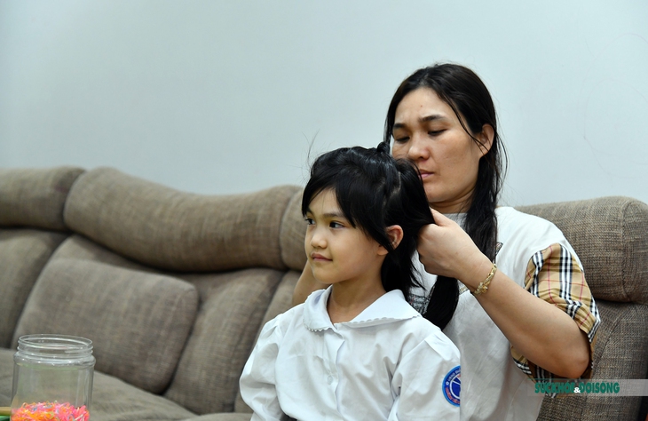 Hà Nội: Học sinh lớp 1 háo hức ngày đầu tiên được đến trường - Ảnh 6. Hà Nội: Học sinh lớp 1 háo hức ngày đầu tiên được đến trường - Ảnh 6.